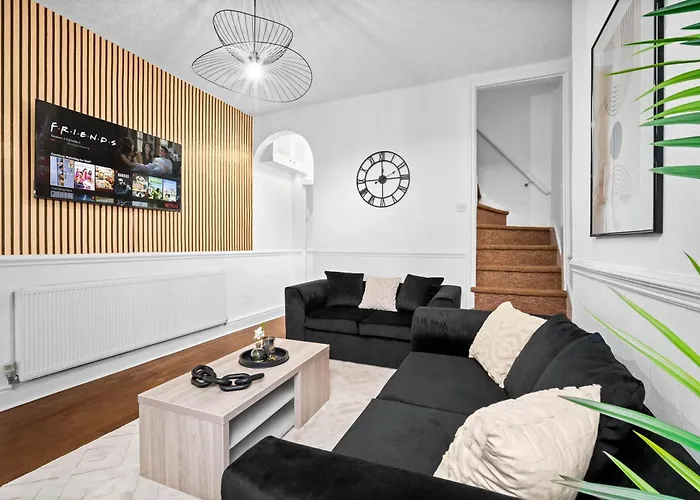 Stylish 3-Bedroom Home With Garden & Convenient Parking 18M