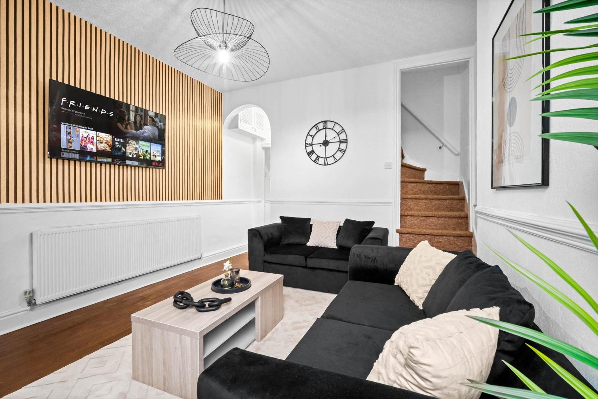 Holiday home Stylish 3-bedroom With Garden & Convenient Parking 18m *