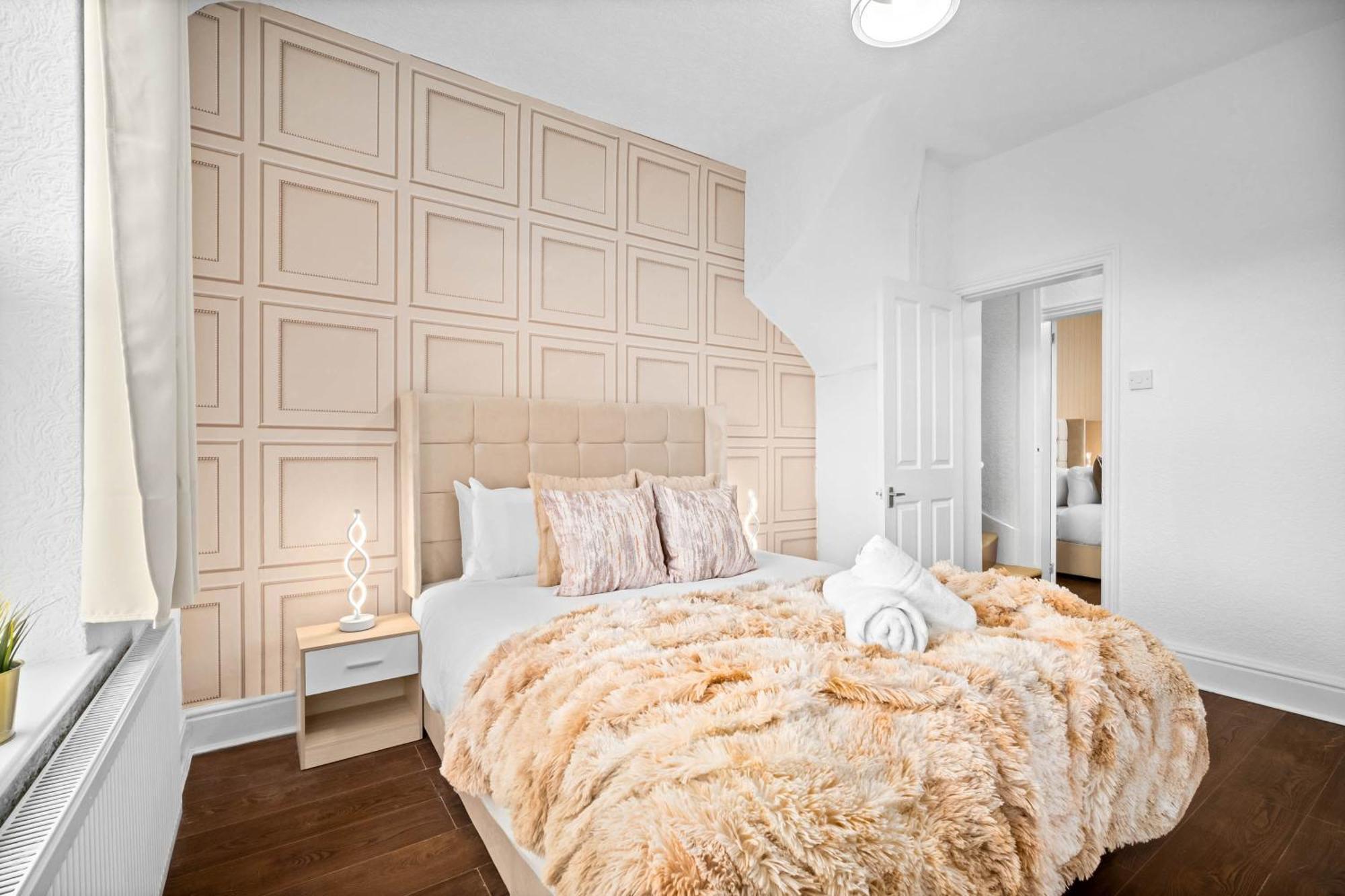 Stylish 3-bedroom With Garden & Convenient Parking 18m Holiday home *