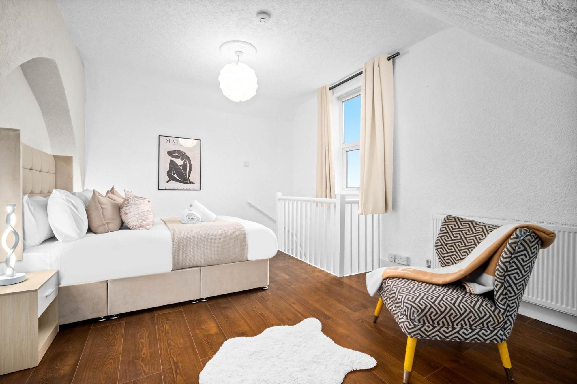 Holiday home Stylish 3-bedroom With Garden & Convenient Parking 18m Birmingham