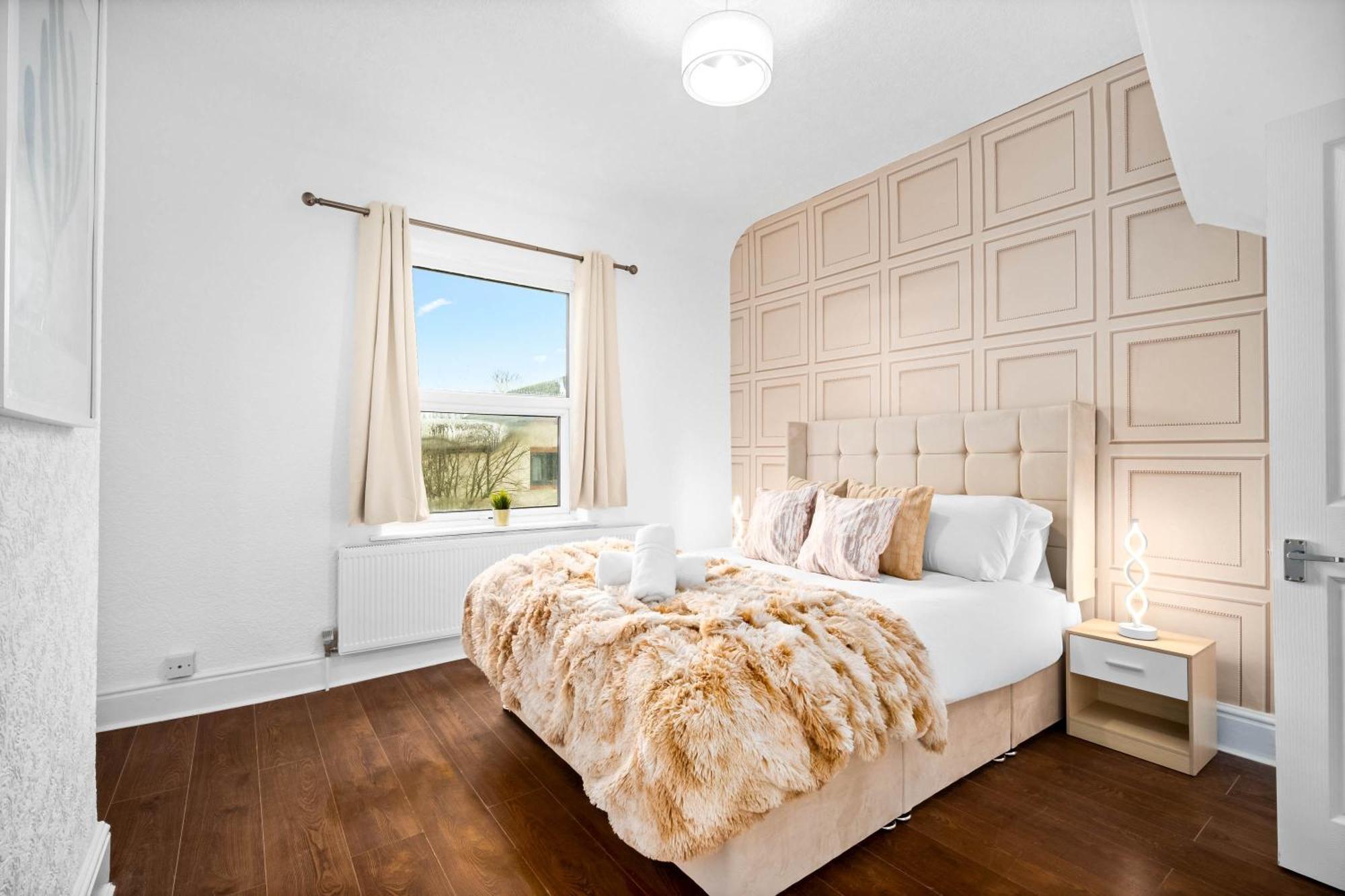 Stylish 3-bedroom With Garden & Convenient Parking 18m Holiday home *