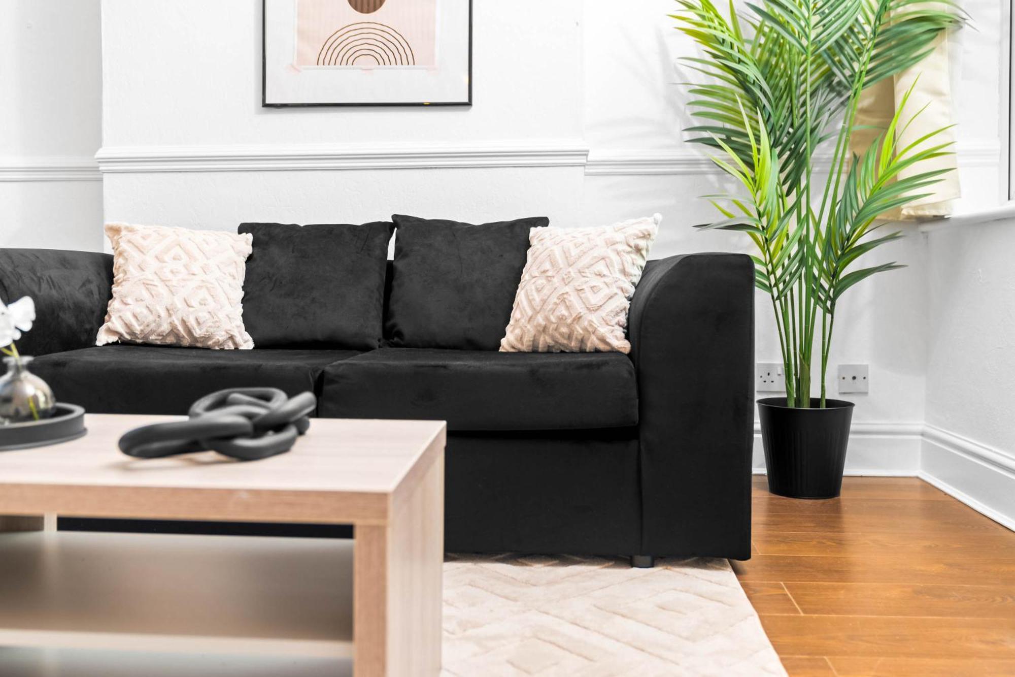 Stylish 3-bedroom With Garden & Convenient Parking 18m